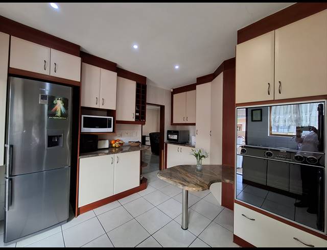 4 BEDROOM HOUSE TO LET IN MANORS